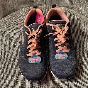 Sketchers-Air cooiled size 6